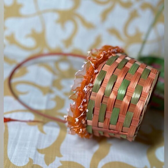 🔥❤️🔥 2 NEW! Round Weaved Easter Basket with Organza Trim BONUS Moss Terrarium - Picture 7 of 12